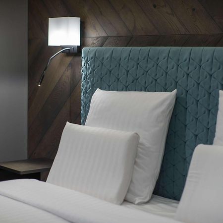 พูลแมน ริกา โอลด์ ทาวน์ Hotel รีกา ภายนอก รูปภาพ A bed with a headboard