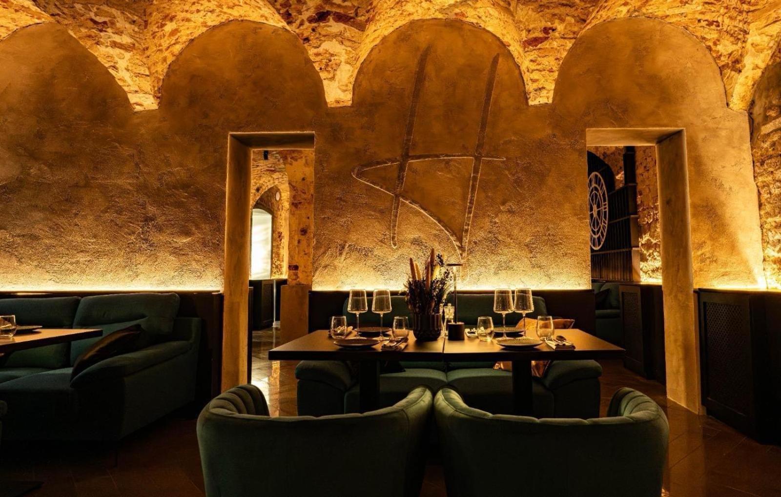 พูลแมน ริกา โอลด์ ทาวน์ Hotel รีกา ภายนอก รูปภาพ Restaurant in the basement of the hotel