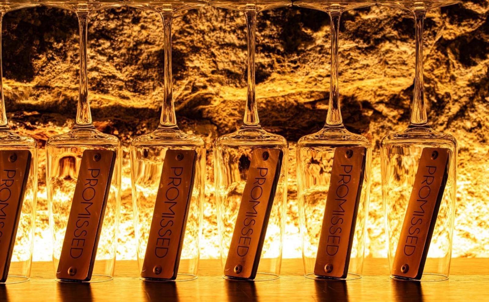 พูลแมน ริกา โอลด์ ทาวน์ Hotel รีกา ภายนอก รูปภาพ Champagne glasses