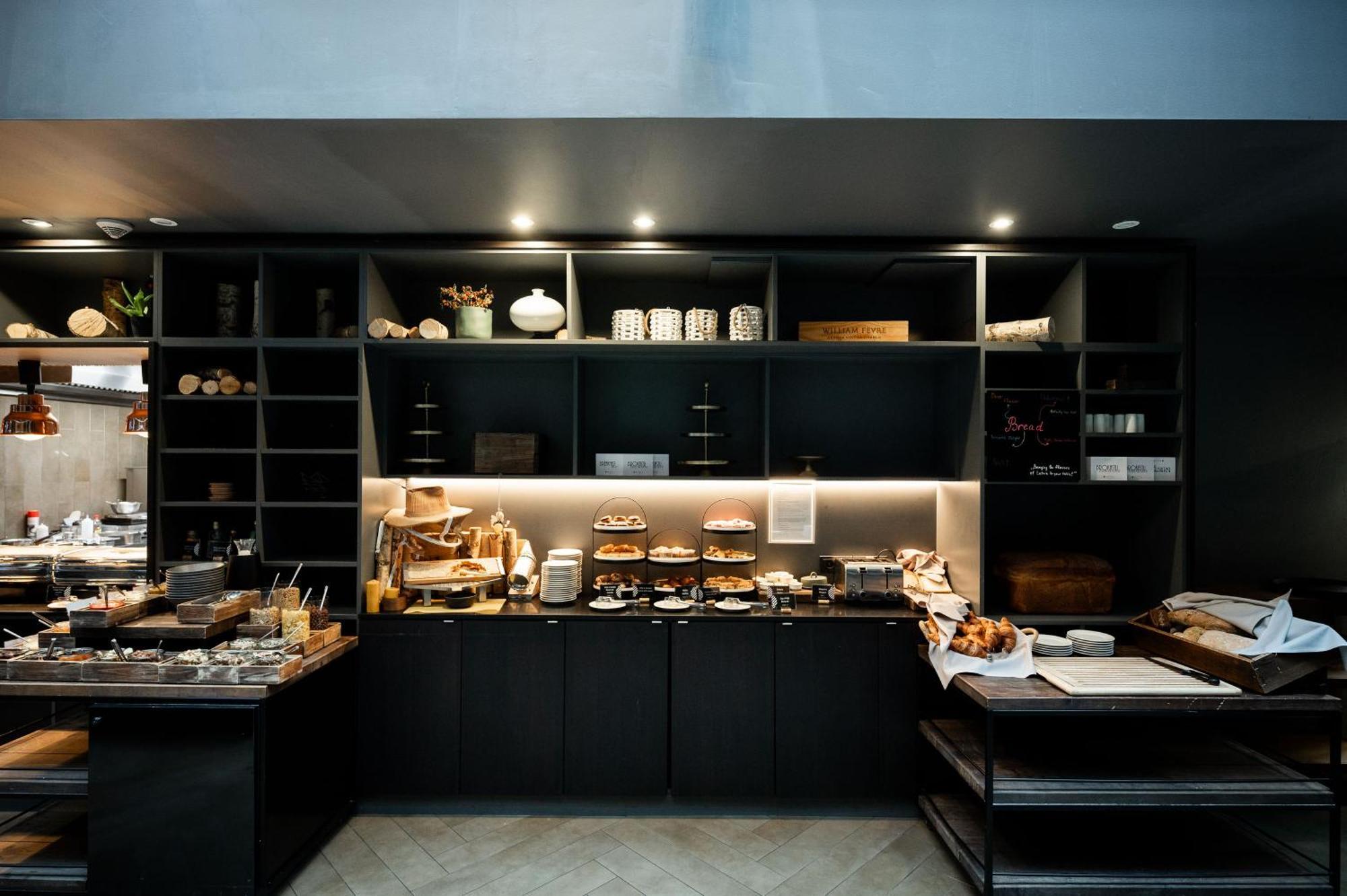 พูลแมน ริกา โอลด์ ทาวน์ Hotel รีกา ภายนอก รูปภาพ The buffet at the lounge
