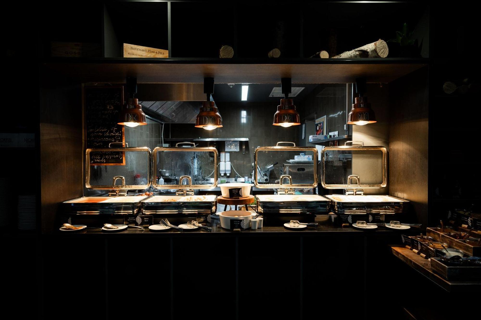 พูลแมน ริกา โอลด์ ทาวน์ Hotel รีกา ภายนอก รูปภาพ The open kitchen at the restaurant