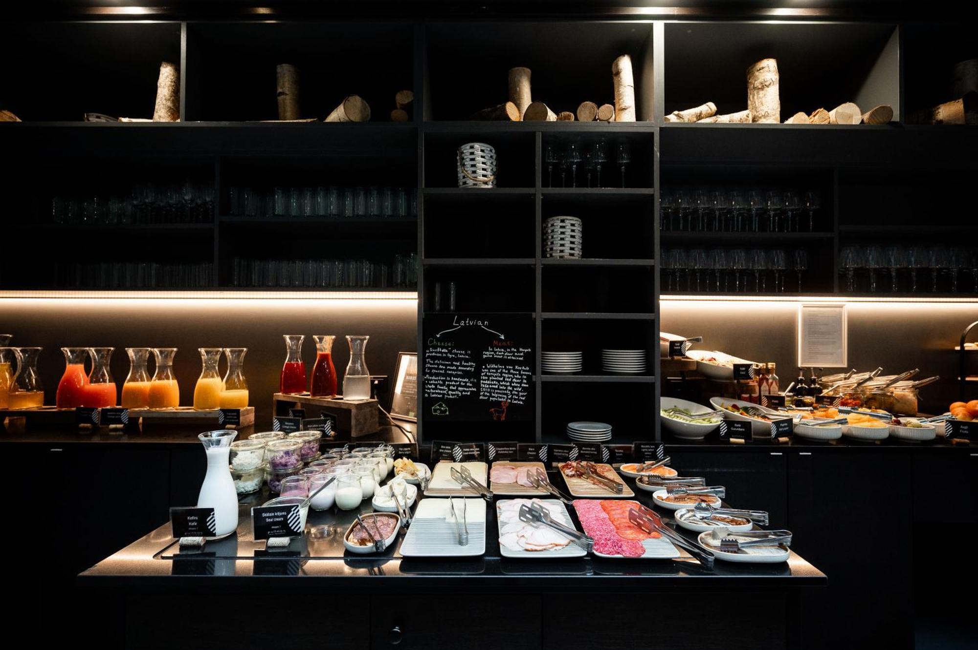 พูลแมน ริกา โอลด์ ทาวน์ Hotel รีกา ภายนอก รูปภาพ A buffet at a restaurant