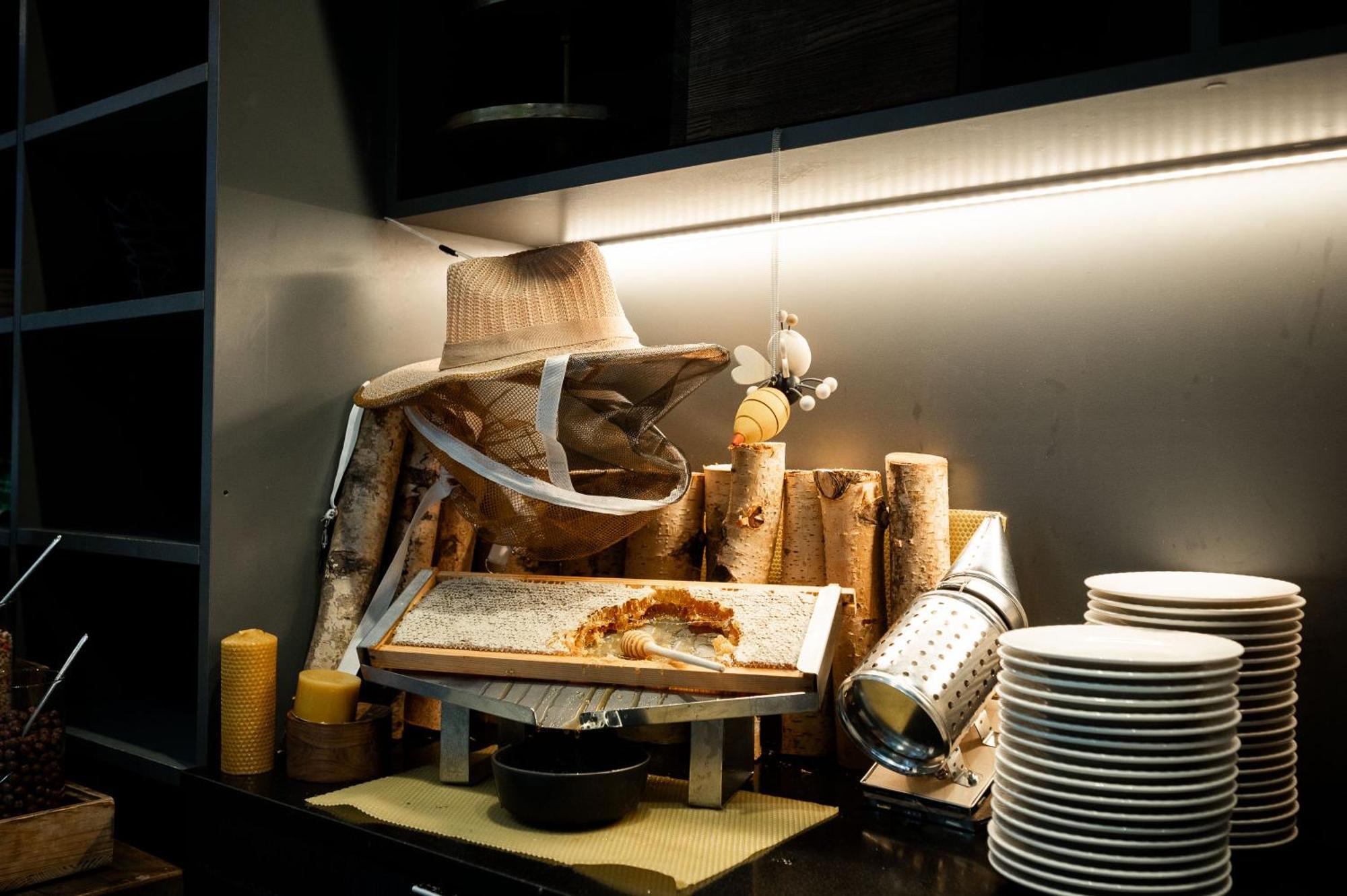 พูลแมน ริกา โอลด์ ทาวน์ Hotel รีกา ภายนอก รูปภาพ A display of a whole duck at a restaurant