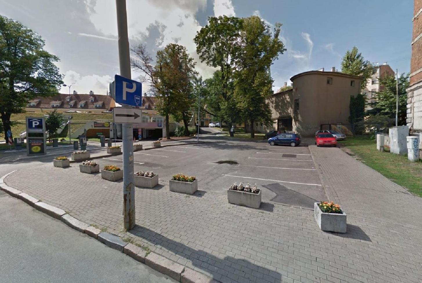 พูลแมน ริกา โอลด์ ทาวน์ Hotel รีกา ภายนอก รูปภาพ The parking lot where the attack took place