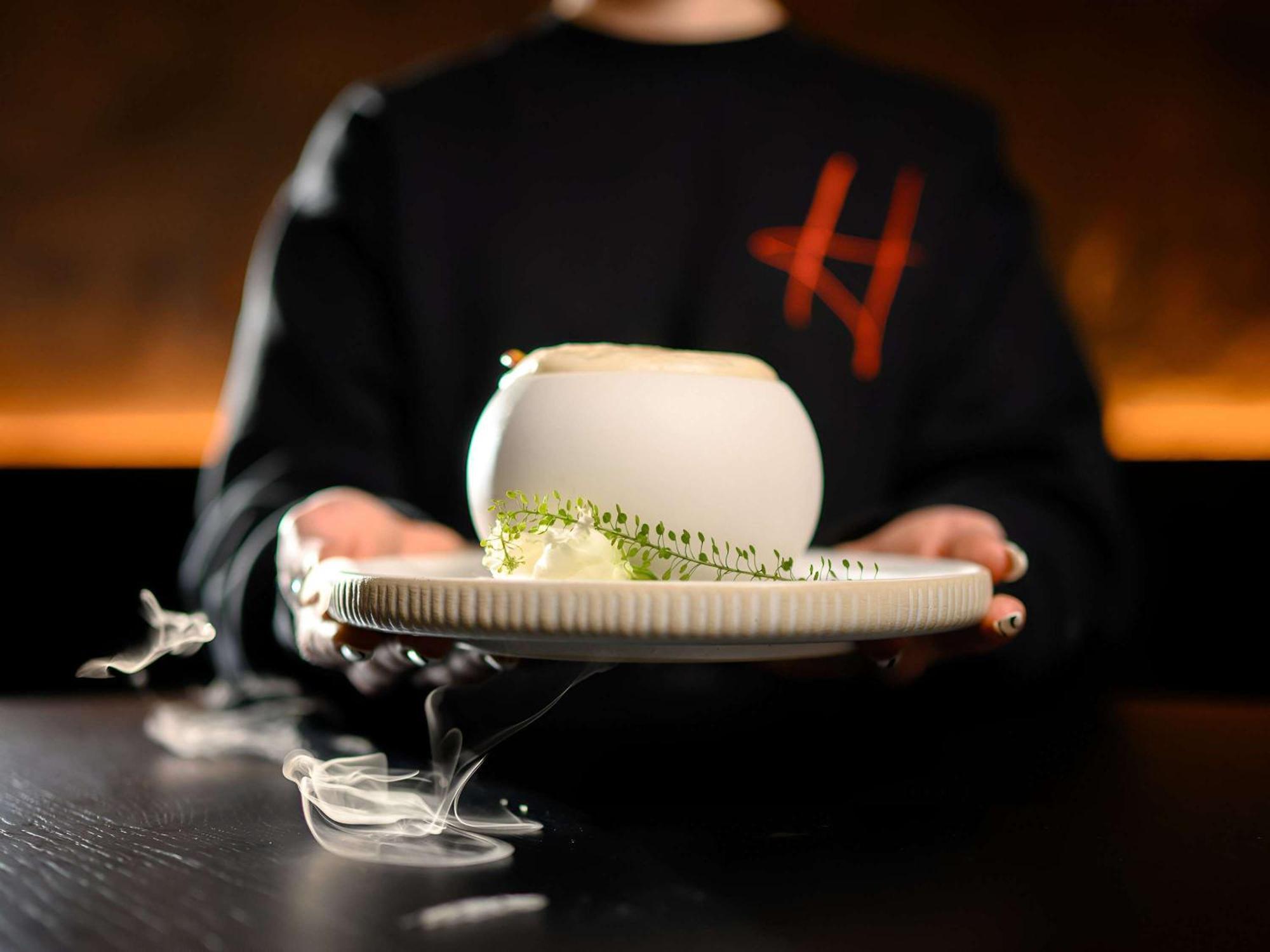 พูลแมน ริกา โอลด์ ทาวน์ Hotel รีกา ภายนอก รูปภาพ A waiter serving a dish at the restaurant