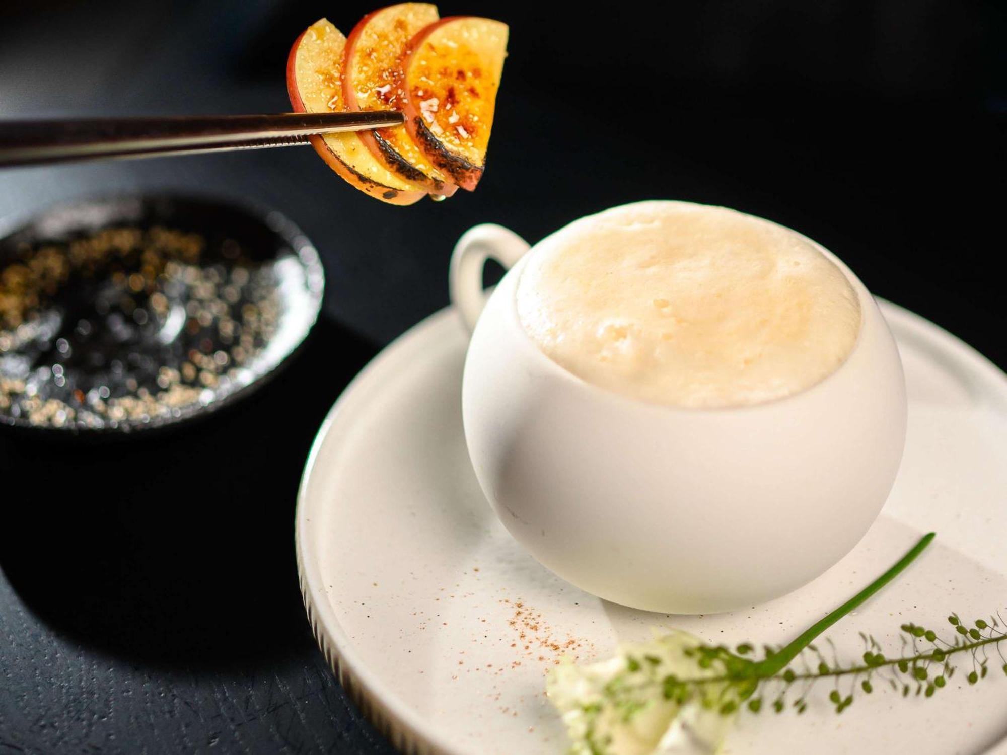 พูลแมน ริกา โอลด์ ทาวน์ Hotel รีกา ภายนอก รูปภาพ A cup of coffee with a slice of orange