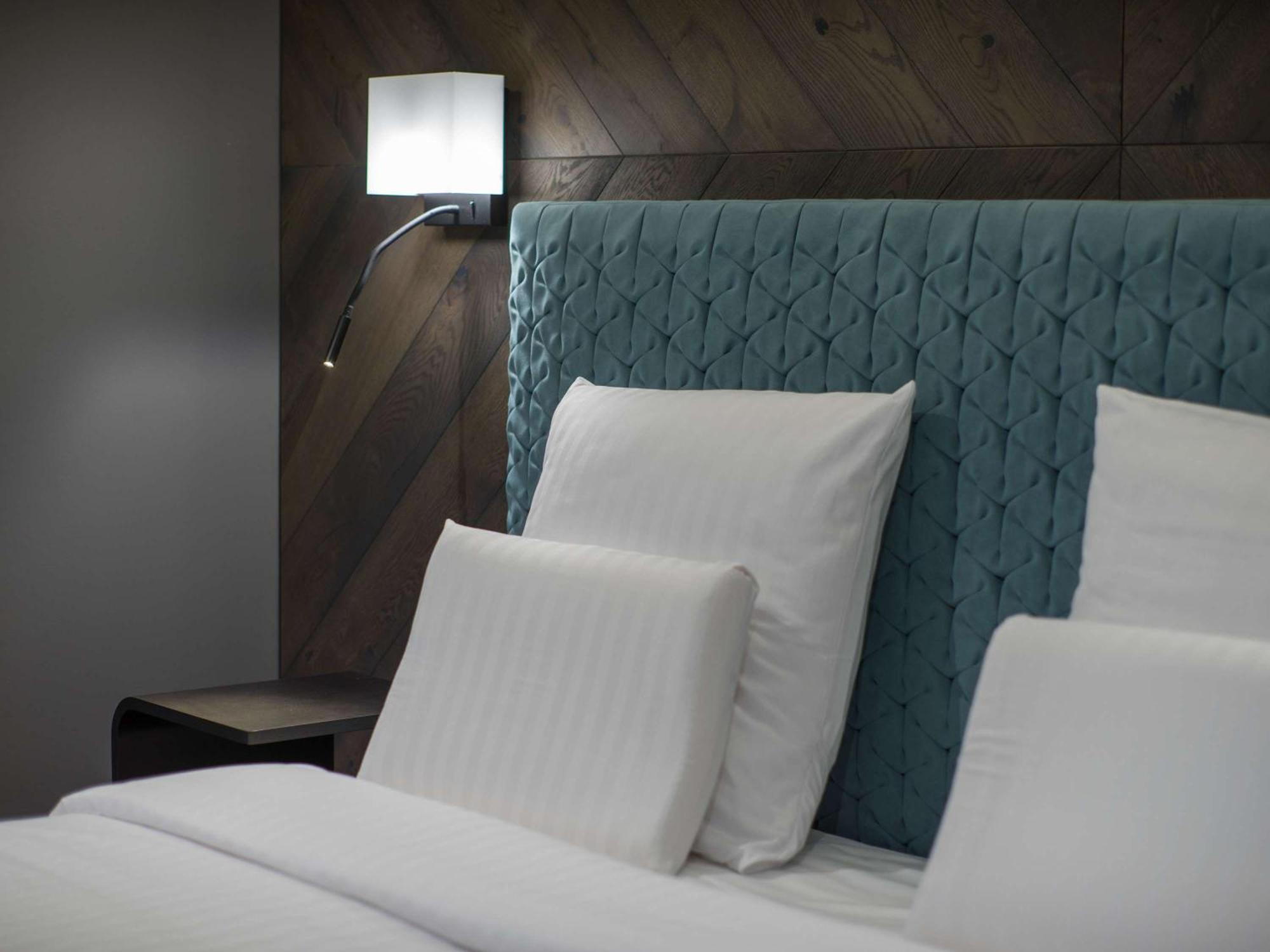 พูลแมน ริกา โอลด์ ทาวน์ Hotel รีกา ภายนอก รูปภาพ A bed with a headboard
