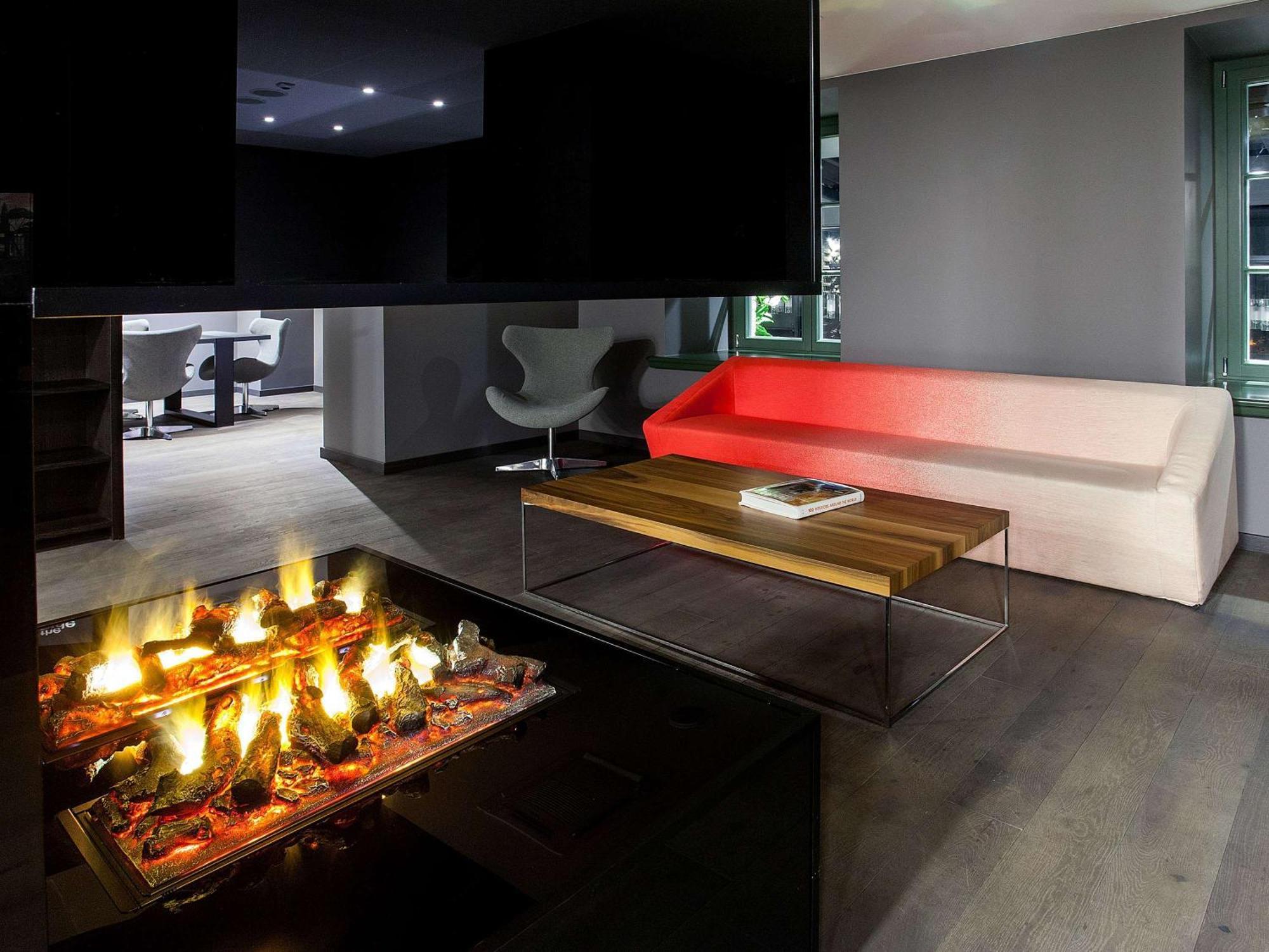 พูลแมน ริกา โอลด์ ทาวน์ Hotel รีกา ภายนอก รูปภาพ A fireplace with a suspended TV
