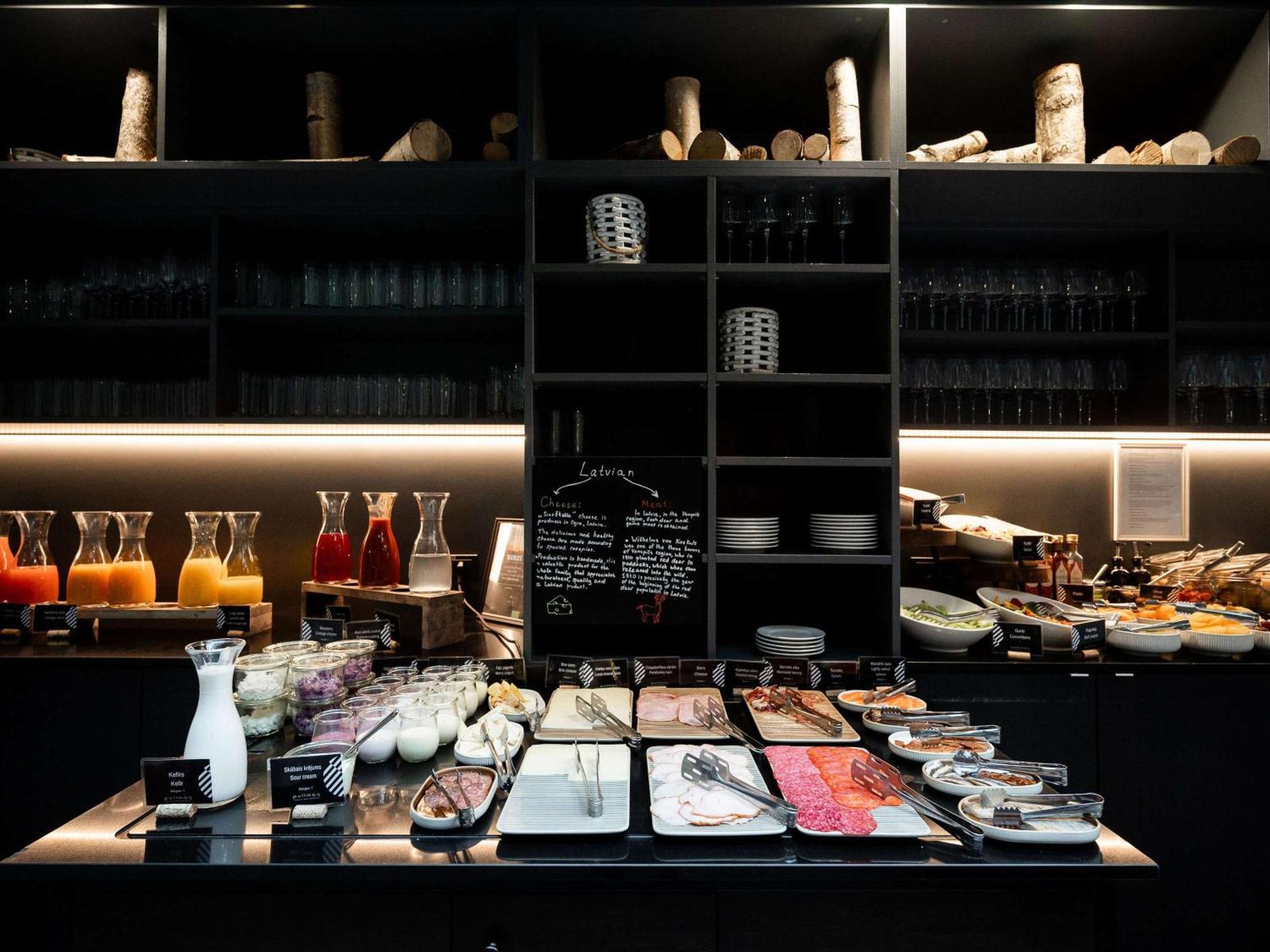 พูลแมน ริกา โอลด์ ทาวน์ Hotel รีกา ภายนอก รูปภาพ A buffet at a restaurant